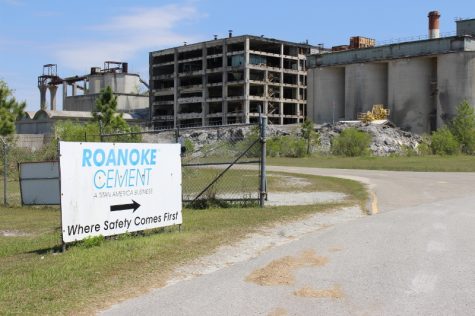 The Ideal Cement plant, which would have been overhauled by Titan America, lays in ruin in Castle Hayne. (Port City Daily photo/BEN SCHACHTMAN)