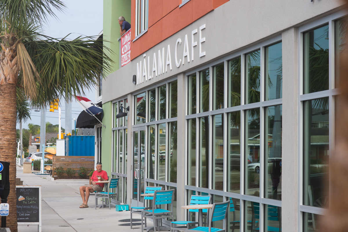Outside dining is available in front of Malama Cafe in Carolina Beach, one block from the Boardwalk. Port City Daily / photo by Mark Darrough